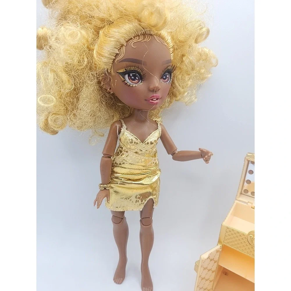 Rainbow High Meline Luxe Doll Rainbow Vision Gold Dress & Vanity Trunk Set